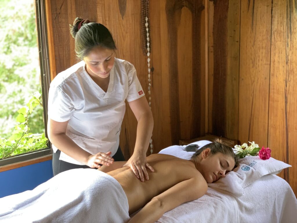 Imagen de mujer en una camilla de masajes