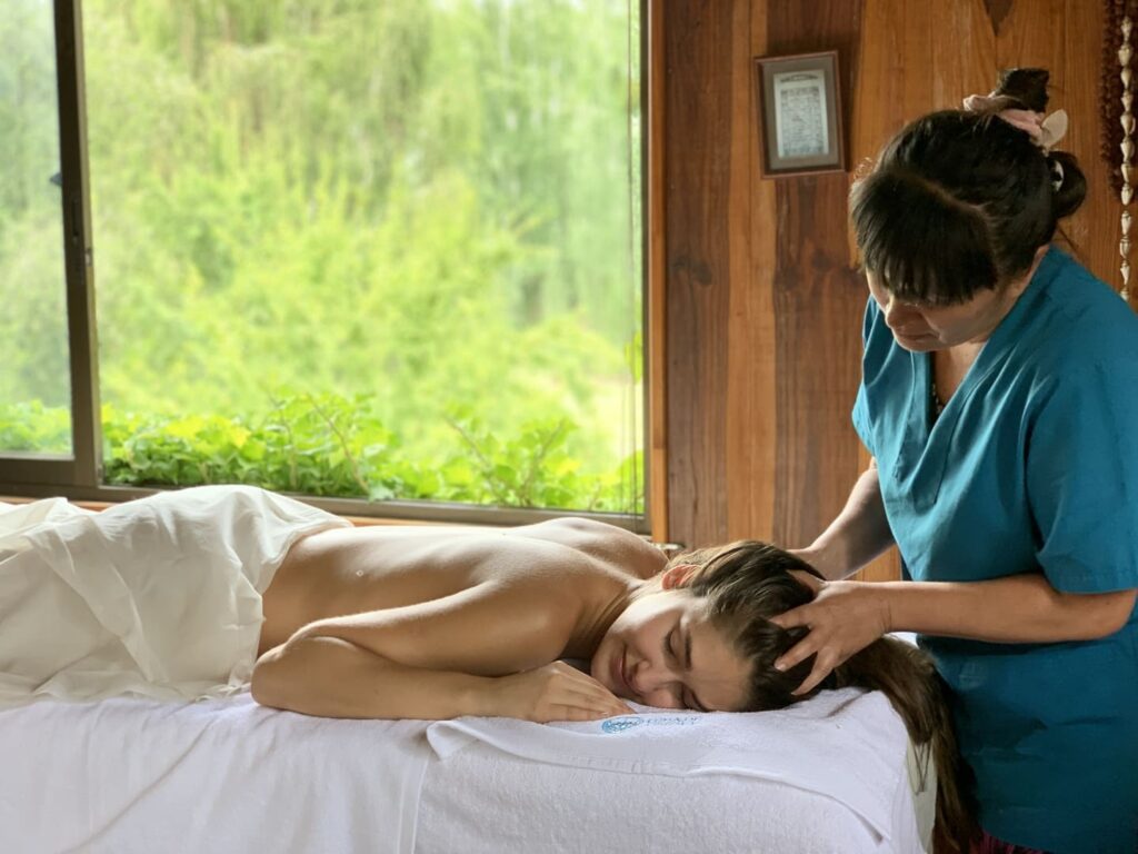 Imagen de mujer recibiendo un masaje capilar